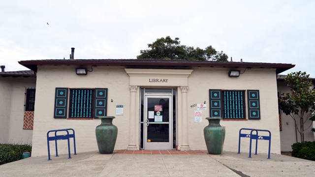 Front area outside the Ocean Beach Library