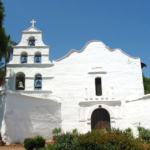 The front facade and main entrance of Mission de Alcala 