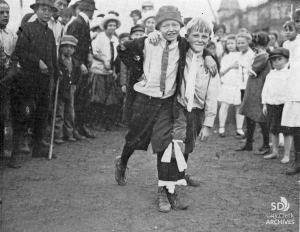 1914 – A Three-Legged Race